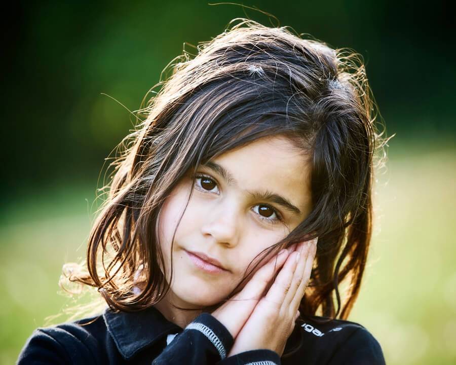 Quel regard ! Portrait enfant couleur en exterieur