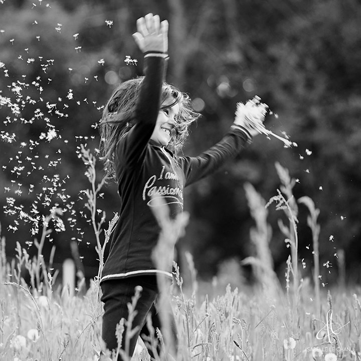 Photo d'une fille joyeuse Photo d'enfant lifestyle