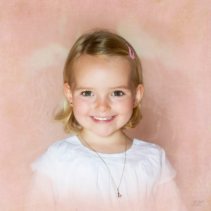 Petit effet vintage Portrait de fillette en studio, effet vintage