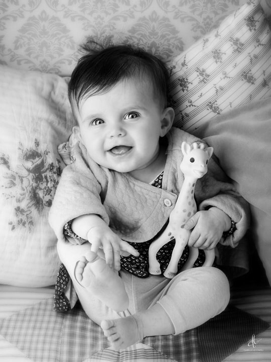 Bébé rieur photographie de bébé en noir et blanc