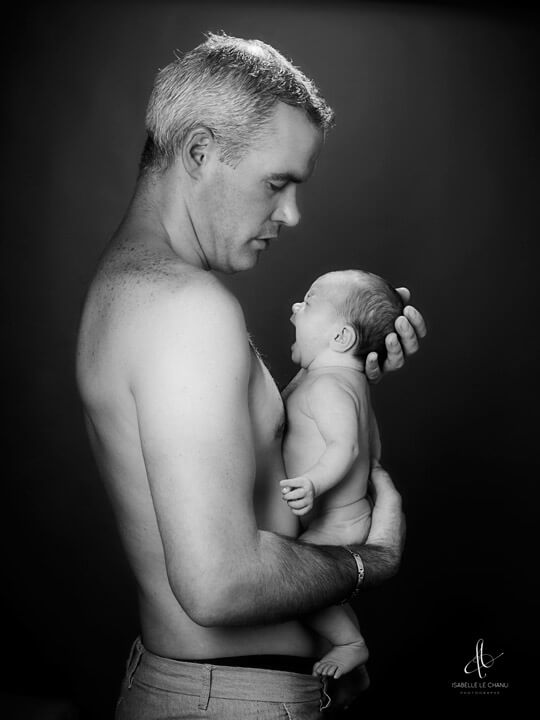 Dans les bras de papa Photo nourrisson avec son papa