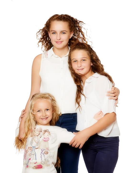 3 jolies soeurs prises en studio Photo de soeurs en studio, couleur et fond blanc