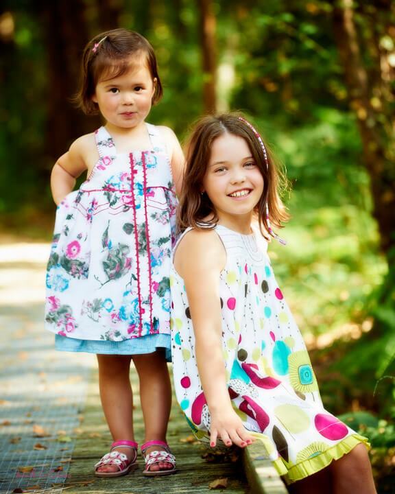Portrait de soeurs couleur en exterieur Photo couleur de soeurs en extérieur