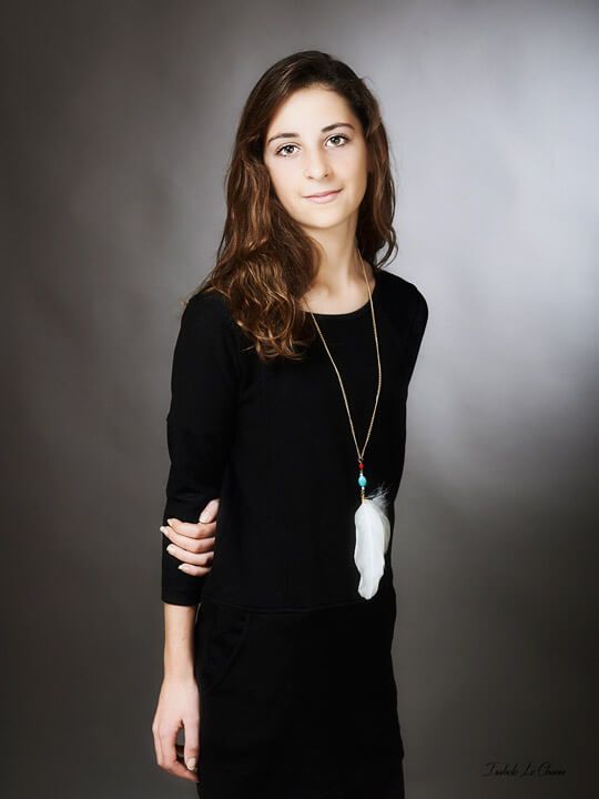 Portrait d'une élégante jeune fille photographie élégante en studio