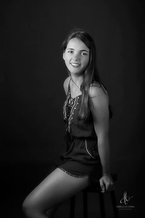 Jolie Capucine Photographie studio adolescente, noir et blanc