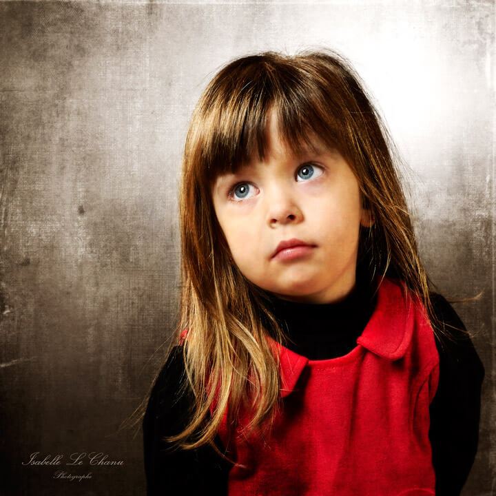 Portrait photo d'une enfant en tableau Tableau portrait photo élégant en studio