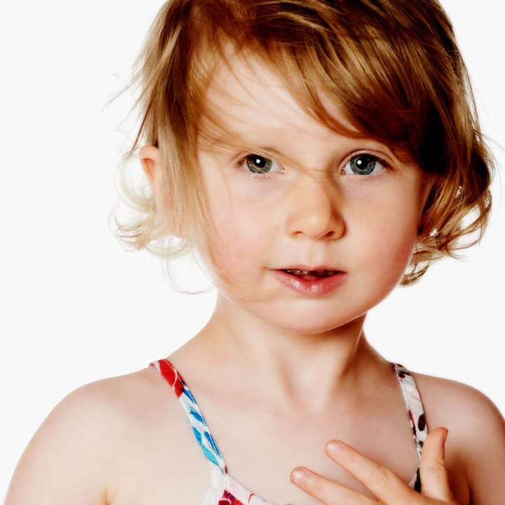 Portrait d'enfant en studio Portrait studio, couleur sur fond blanc