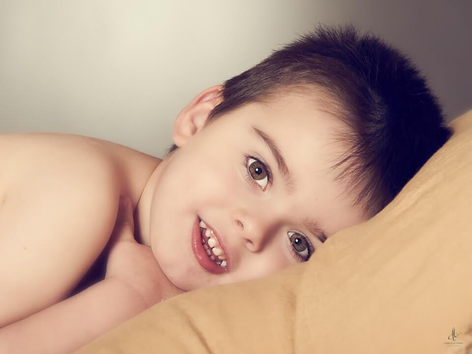 Portrait d'enfant couleur en studio Portrait d'enfant couleur