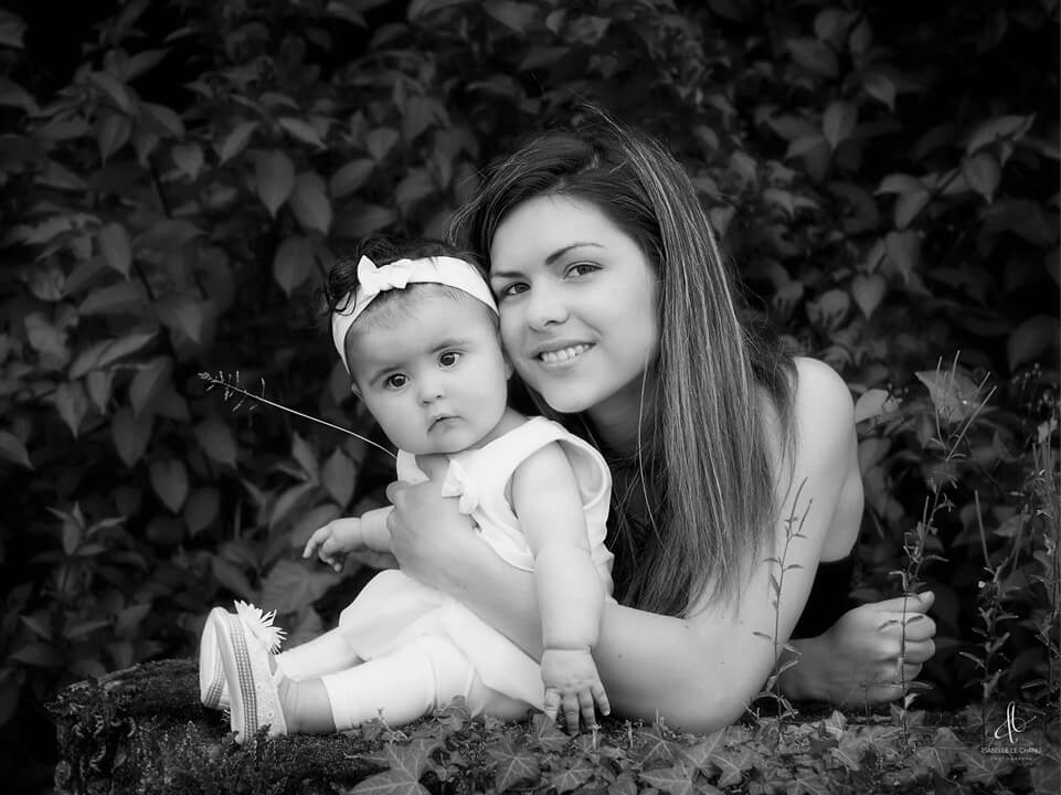 Portrait d'enfant et bébé en extérieur, noir et blanc Portrait photo extérieur d'enfant et bébé en noir et blanc