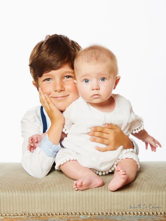 Portrait grand frère et petit soeur portrait d'enfants en studio