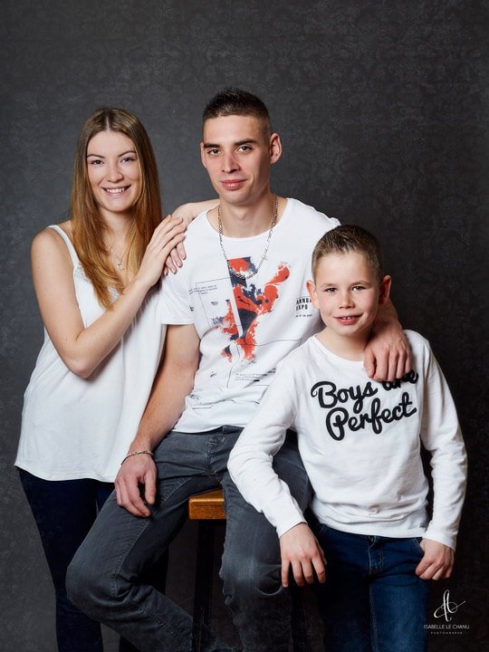 Portrait d'une fratrerie pris en studio Portrait de frères et soeur en studio, couleur