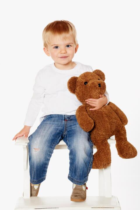 Petit garçon et son doudou Photo d'enfant avec son nounours