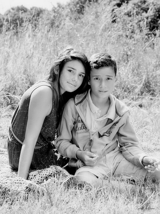 Portrait frère et soeur Photo d'enfant noir et blanc en extérieur