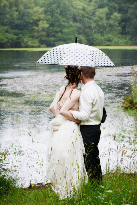 Mariage pluvieux, mairage heureux ! Mariage sous parapluie