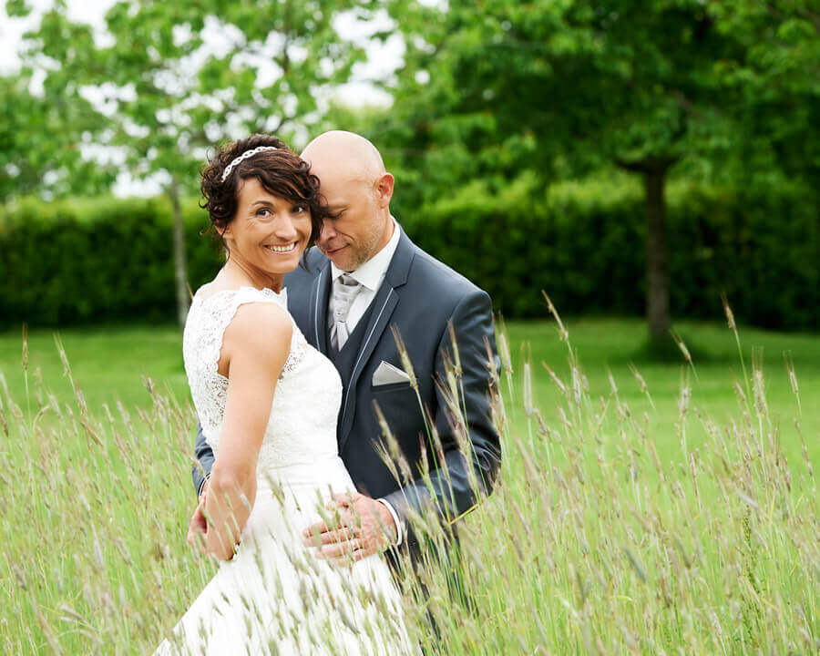Couple de mariés dans les jardins de la Roche Jagu Photo de mariage au jardin de la roche Jagu - Ploëzal