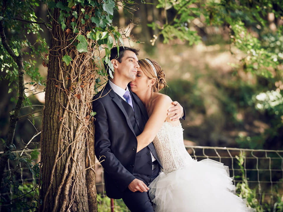 Les mariés enlacés Photo de couple mariés en Bretagne